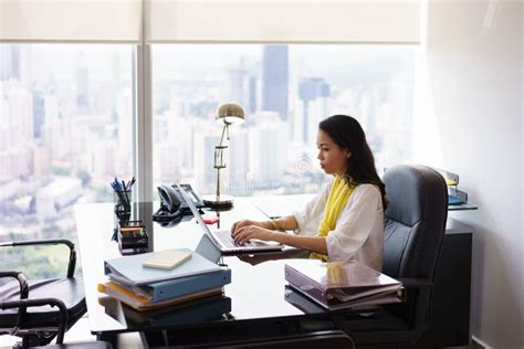 folla a la secretaria|Solos en la oficina .